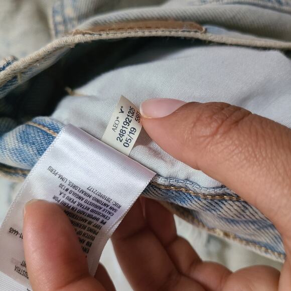 American Eagle Light Wash Distressed Denim Mom Shorts NWT SZ 0 - Picture 14 of 16